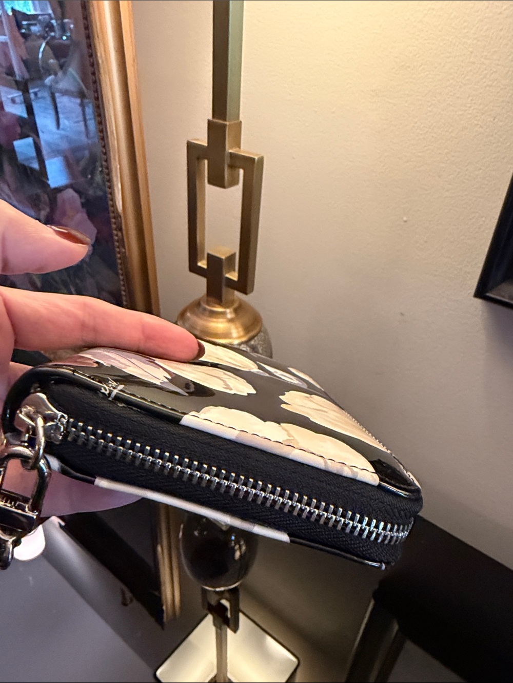 Betsey Johnson EUC Black Patent zipper Floral Wristlet with Cream Blooms gorge’ - Picture 4 of 11